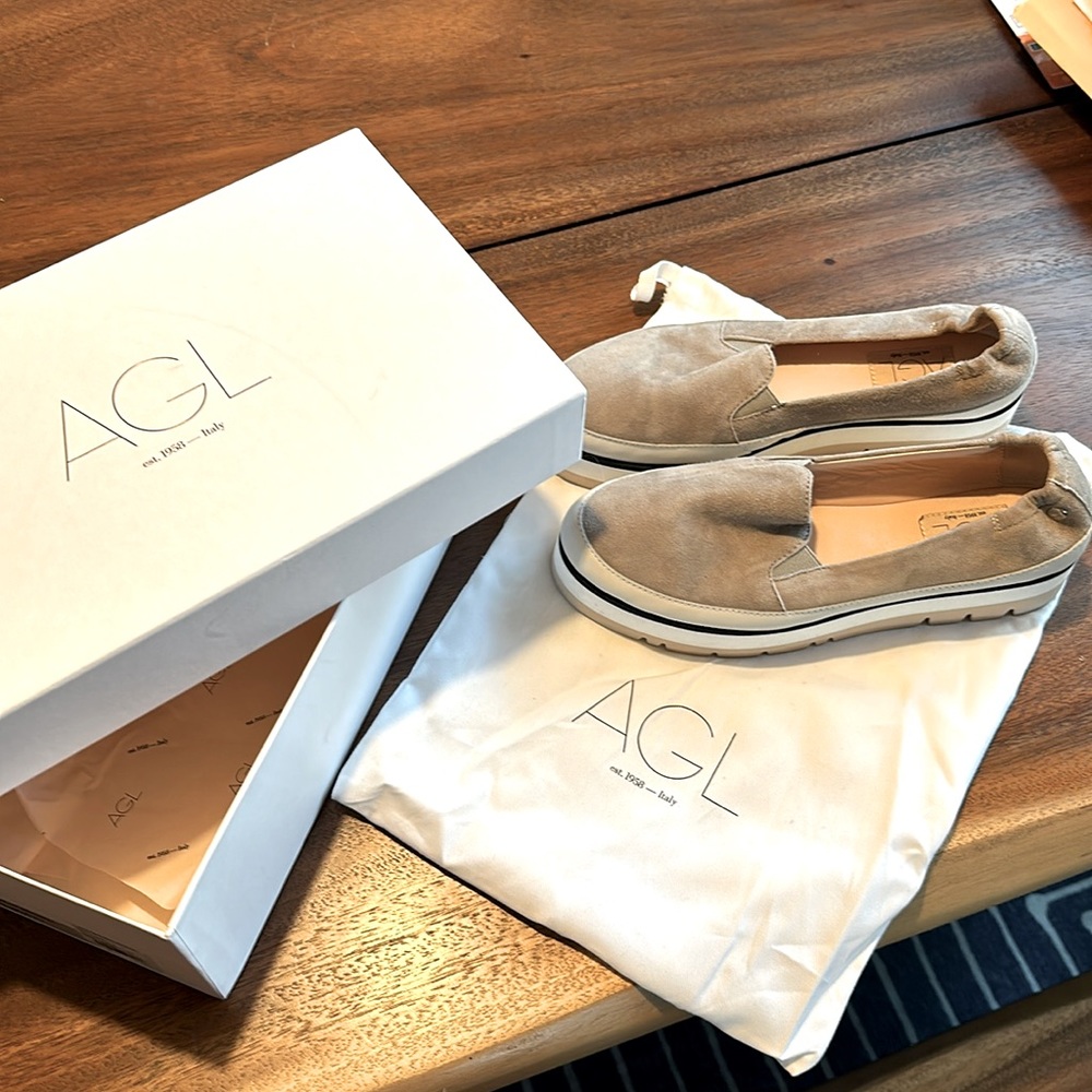 AGL OffWhite-Dusty Taupe Suede platform slip-on 38.5/8.5